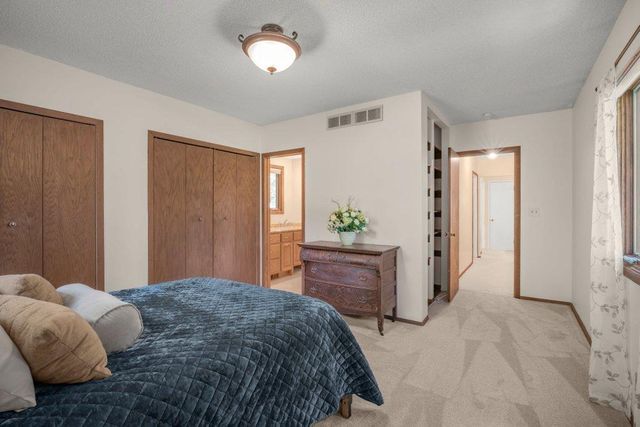 2925 Kyle Avenue N, Golden Valley, MN 55422