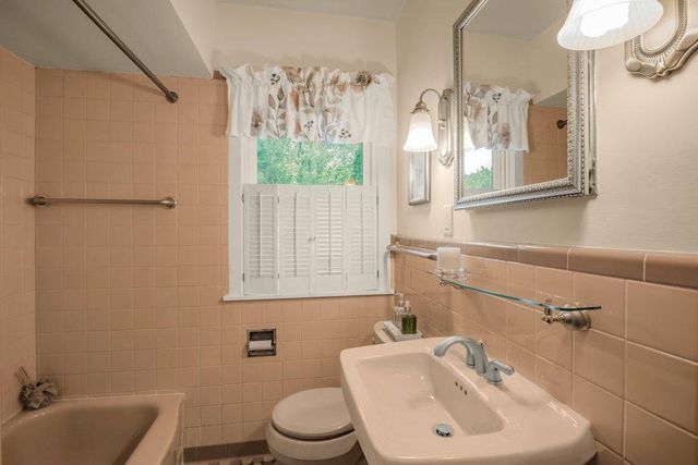 2925 Kyle Avenue N, Golden Valley, MN 55422