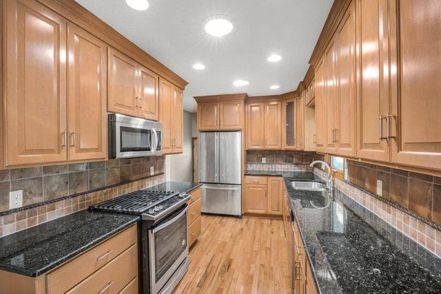 2925 Kyle Avenue N, Golden Valley, MN 55422