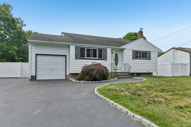 12 Albert Street, Shoreham, NY 11786