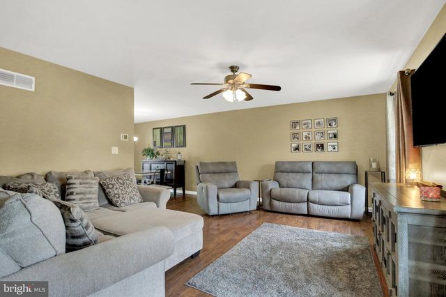 17 PENNSBORO DR, Enola, PA 17025