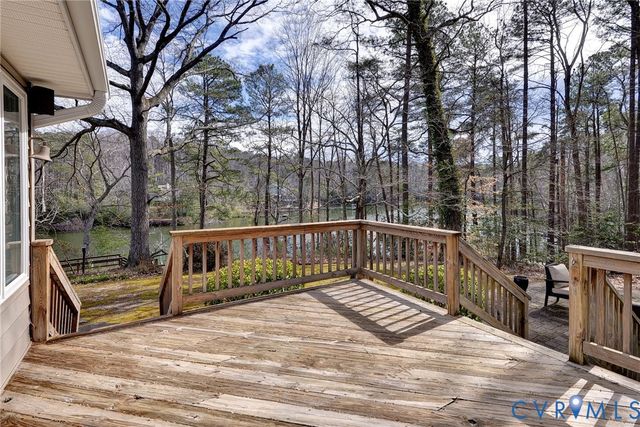 320 White Pine Ln, Hartfield, VA 23071