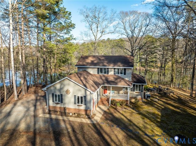 320 White Pine Ln, Hartfield, VA 23071