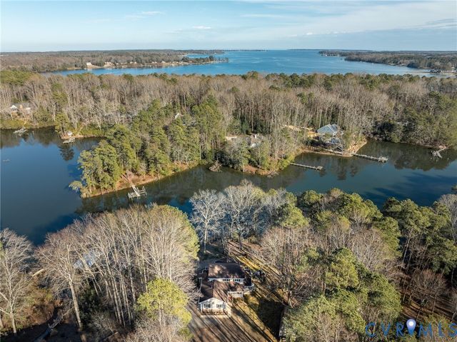 320 White Pine Ln, Hartfield, VA 23071