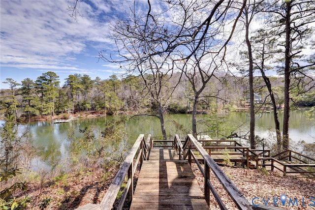 320 White Pine Ln, Hartfield, VA 23071