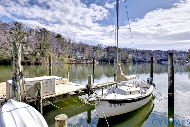 320 White Pine Ln, Hartfield, VA 23071