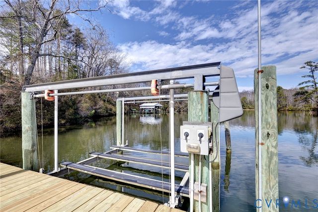 320 White Pine Ln, Hartfield, VA 23071