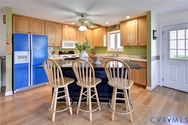 320 White Pine Ln, Hartfield, VA 23071