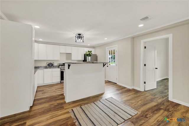 312 N Lavernia, Marion, TX 78124