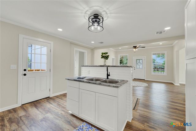 312 N Lavernia, Marion, TX 78124