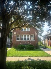 1822 S 7th Avenue S, Maywood, IL 60153
