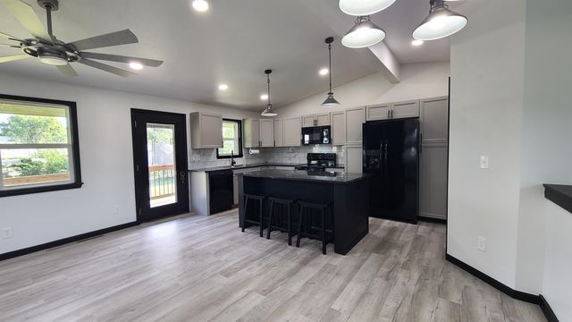 1302 Western St, Wellington, KS 67152