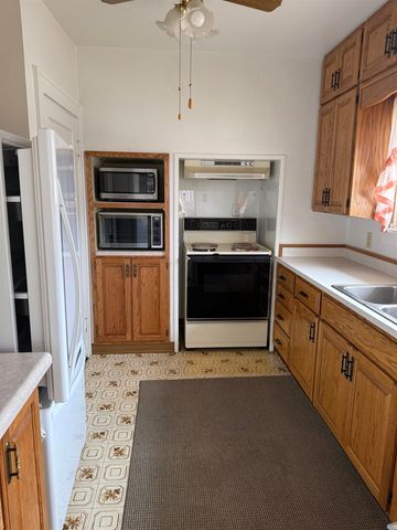 702 9TH AVE NE, Minot, ND 58703