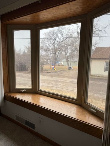 702 9TH AVE NE, Minot, ND 58703