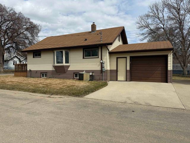 702 9TH AVE NE, Minot, ND 58703