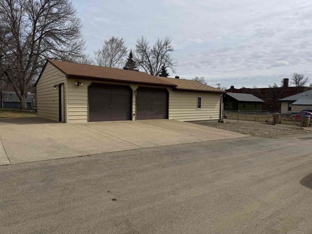 702 9TH AVE NE, Minot, ND 58703