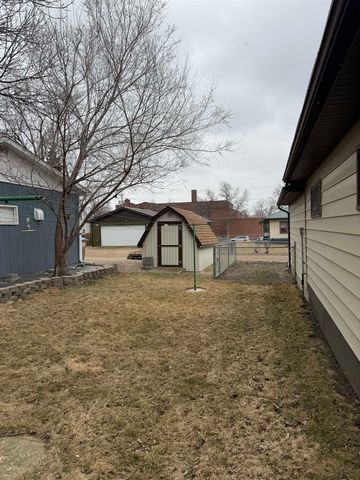 702 9TH AVE NE, Minot, ND 58703