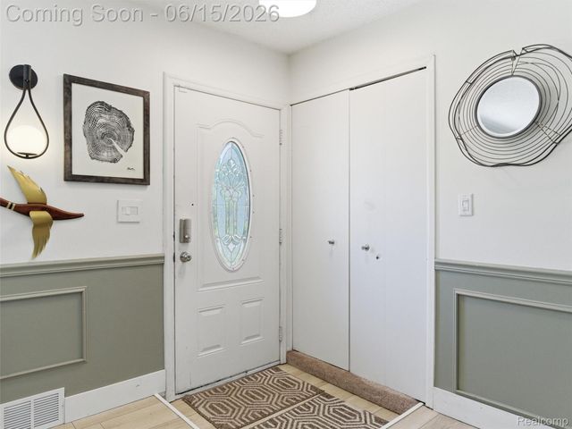 32155 Dover Avenue, Warren, MI 48088