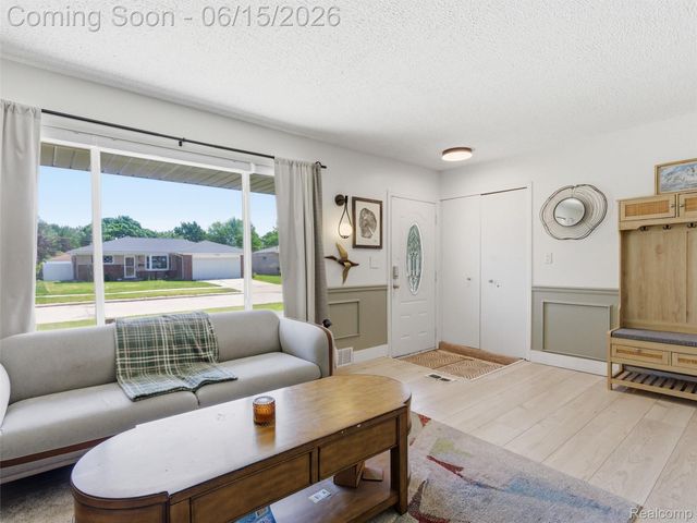 32155 Dover Avenue, Warren, MI 48088