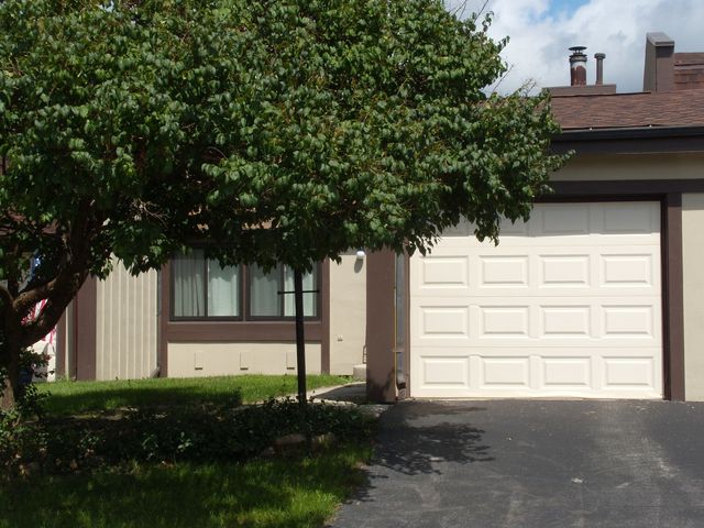 61 Westwood Square, Indian Head Park, IL 60525
