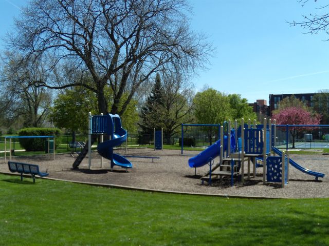61 Westwood Square, Indian Head Park, IL 60525