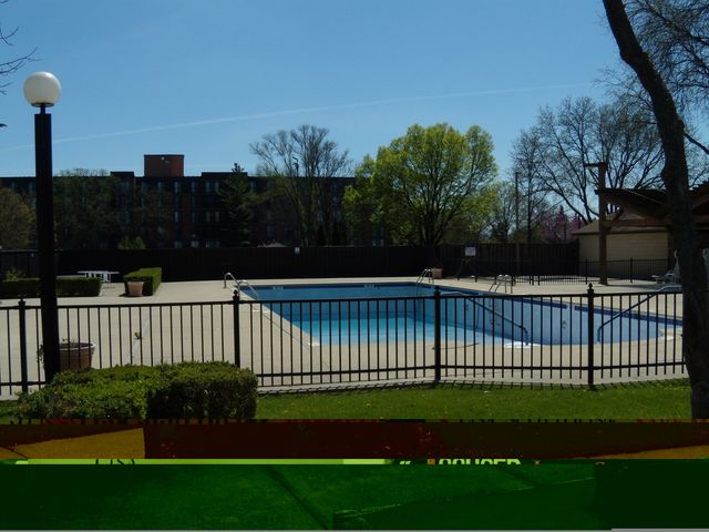 61 Westwood Square, Indian Head Park, IL 60525