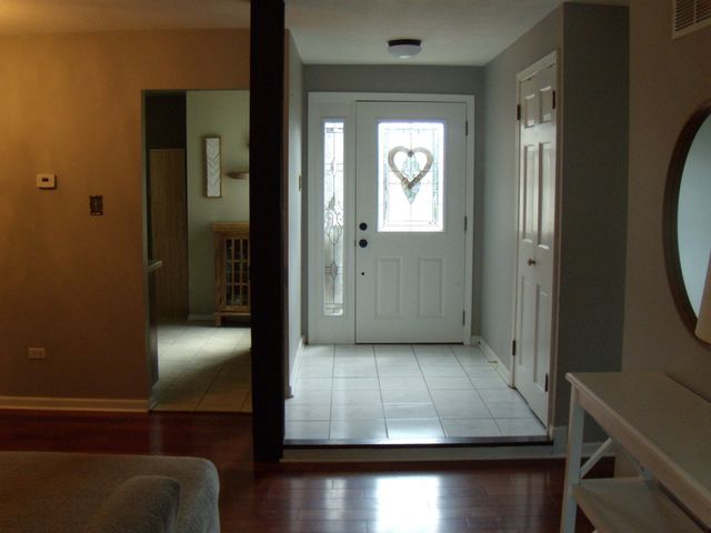 61 Westwood Square, Indian Head Park, IL 60525