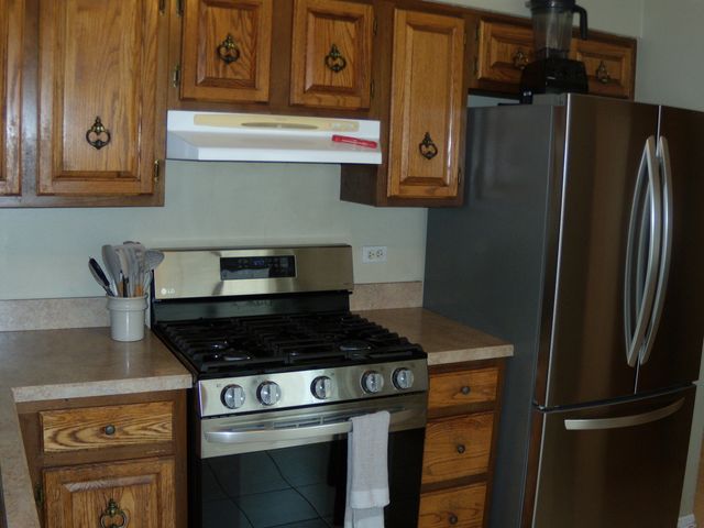61 Westwood Square, Indian Head Park, IL 60525