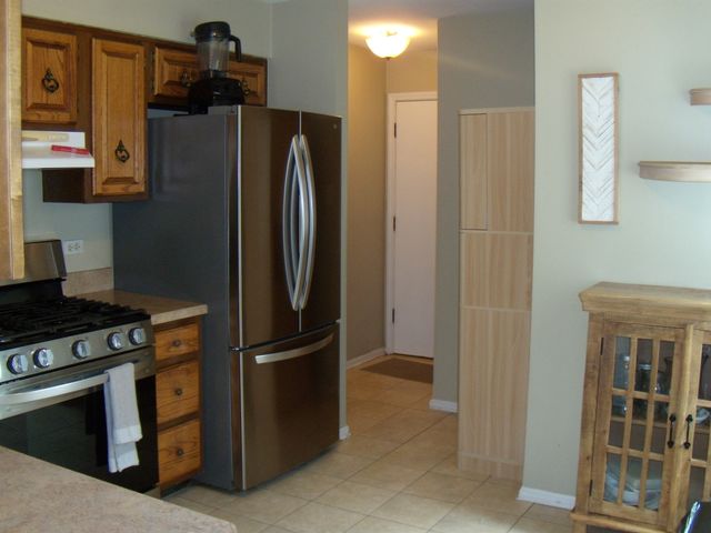 61 Westwood Square, Indian Head Park, IL 60525