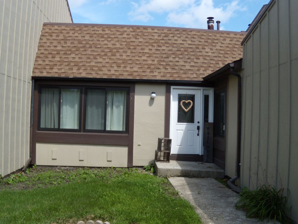 61 Westwood Square, Indian Head Park, IL 60525