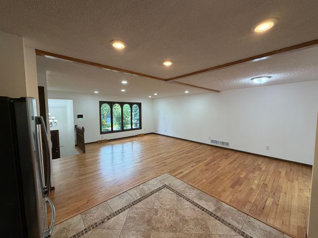 404 Cimarron Road, Apple Valley, MN 55124