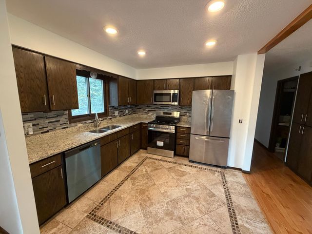 404 Cimarron Road, Apple Valley, MN 55124
