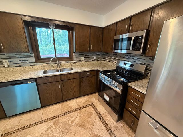 404 Cimarron Road, Apple Valley, MN 55124