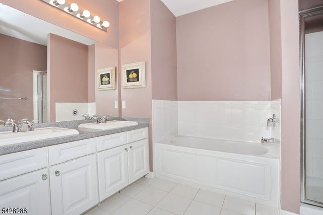17 De Bruyle Ct 17, Hawthorne Boro, NJ 07506