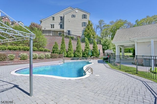 17 De Bruyle Ct 17, Hawthorne Boro, NJ 07506
