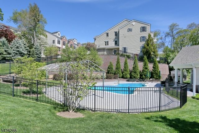 17 De Bruyle Ct 17, Hawthorne Boro, NJ 07506