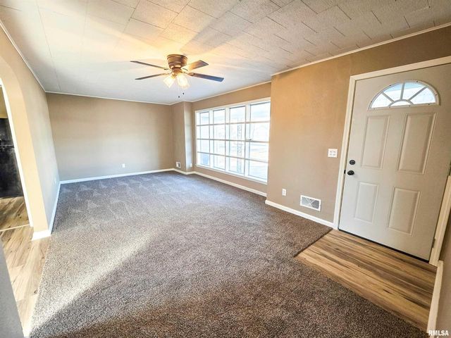 110 HICKORY Street, Flora, IL 62839