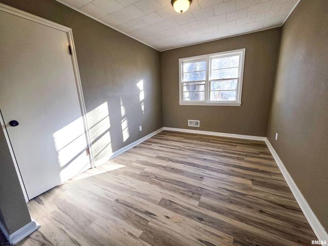 110 HICKORY Street, Flora, IL 62839