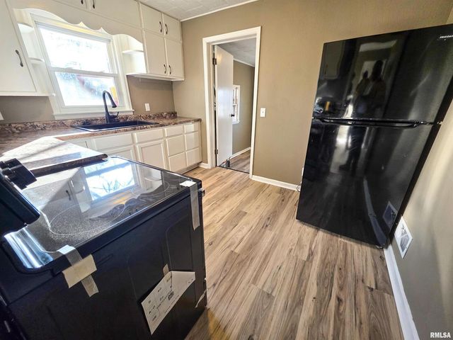 110 HICKORY Street, Flora, IL 62839