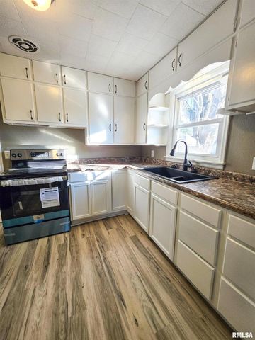 110 HICKORY Street, Flora, IL 62839