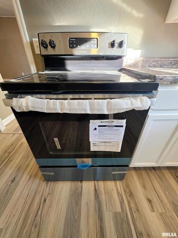 110 HICKORY Street, Flora, IL 62839