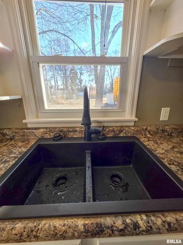 110 HICKORY Street, Flora, IL 62839