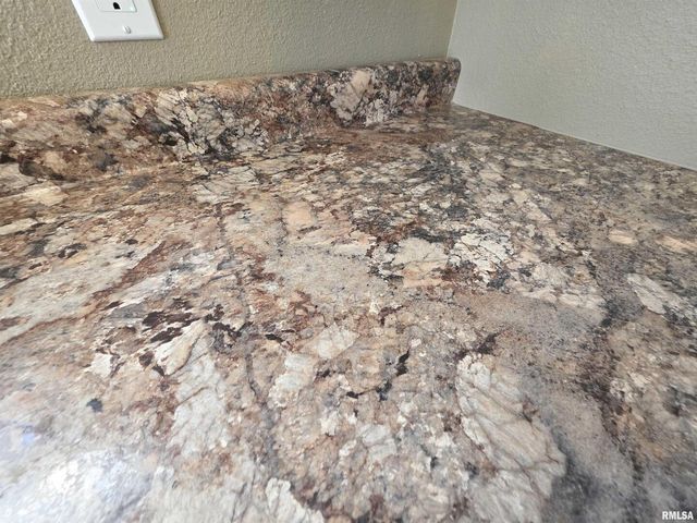 110 HICKORY Street, Flora, IL 62839