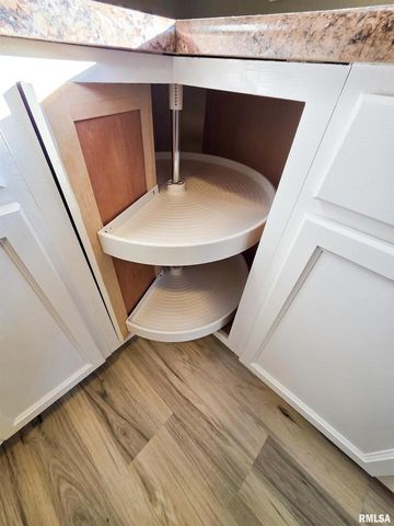 110 HICKORY Street, Flora, IL 62839