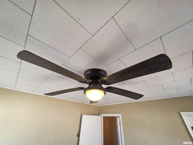 110 HICKORY Street, Flora, IL 62839