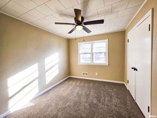 110 HICKORY Street, Flora, IL 62839