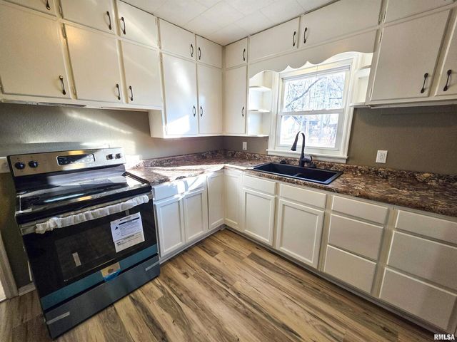 110 HICKORY Street, Flora, IL 62839