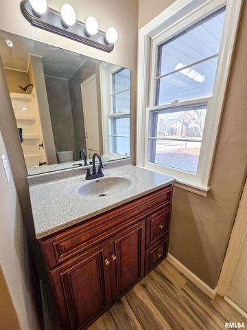 110 HICKORY Street, Flora, IL 62839