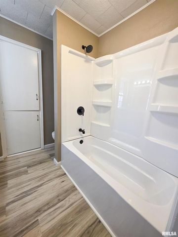 110 HICKORY Street, Flora, IL 62839