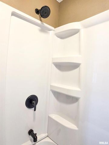 110 HICKORY Street, Flora, IL 62839